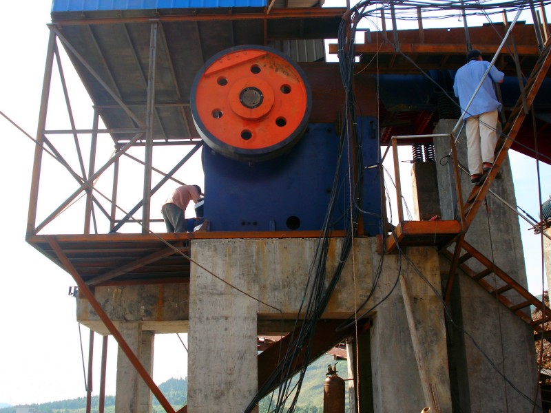 降低破碎設(shè)備磨損的有效措施：延長設(shè)備壽命，提高生產(chǎn)效率